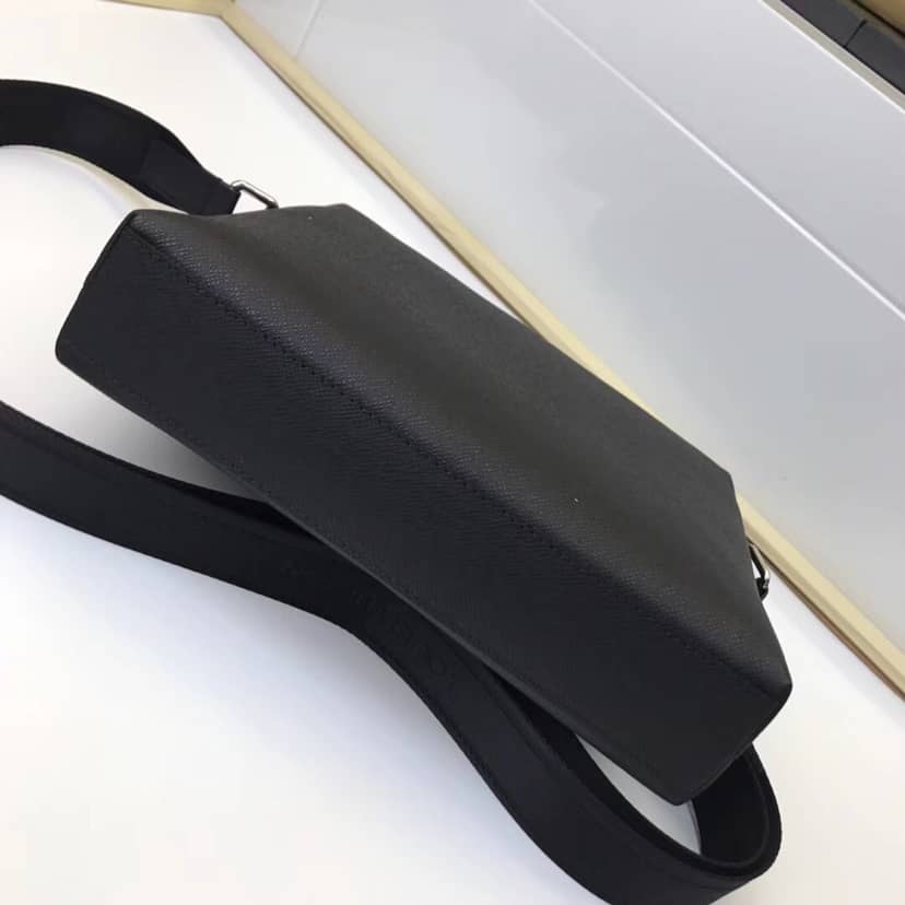 Louis Vuitton Taiga Grigori MM Messenger Bag Replica Black M30206