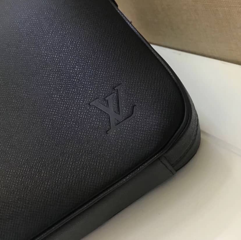 Louis Vuitton Taiga Porte Documents Business Replica M30643