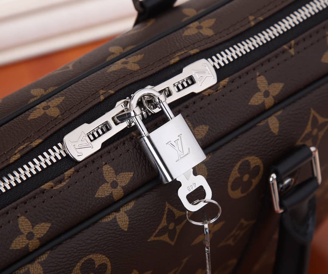 Louis Vuitton Porte Documents Voyage PM Replica M52005
