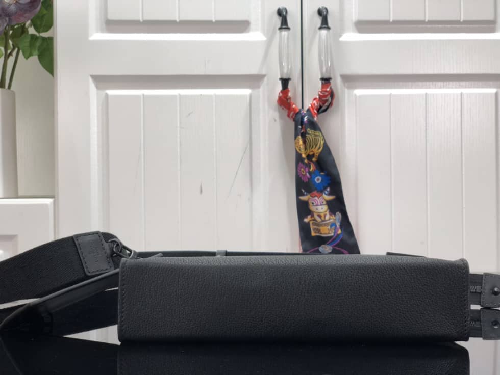 Louis Vuitton Aerogramme Messenger Voyage M59329 Replica