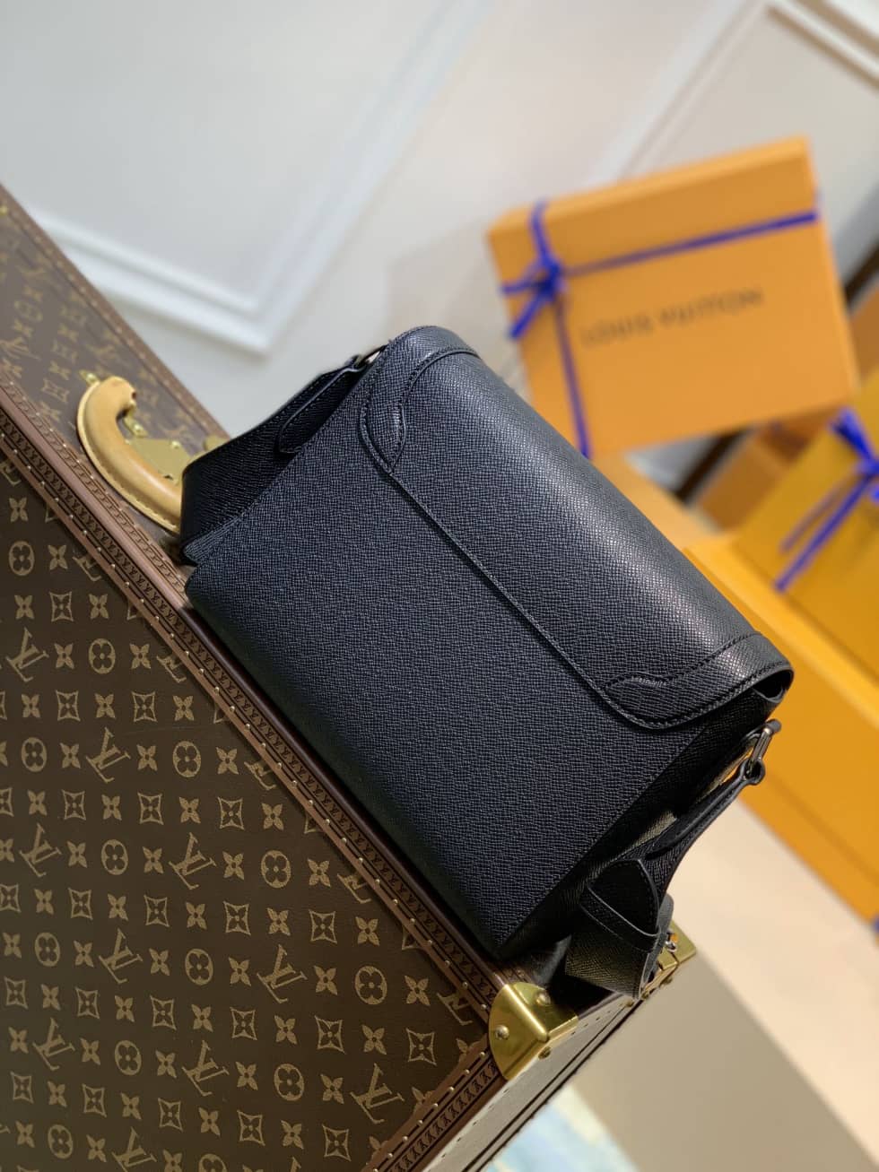 Louis Vuitton New Flap Taiga Noir M30807 Replica Messenger Bag