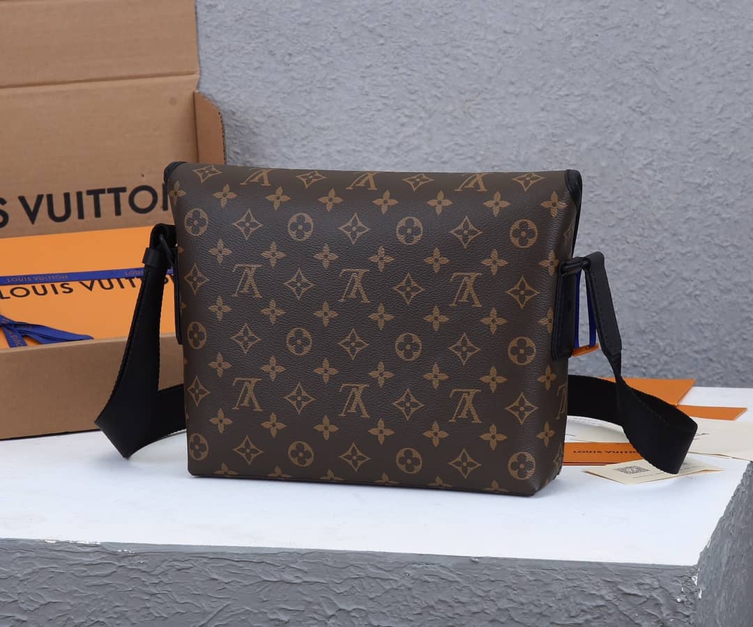 Louis Vuitton Monogram Magnetic Messenger Bag Replica M45557