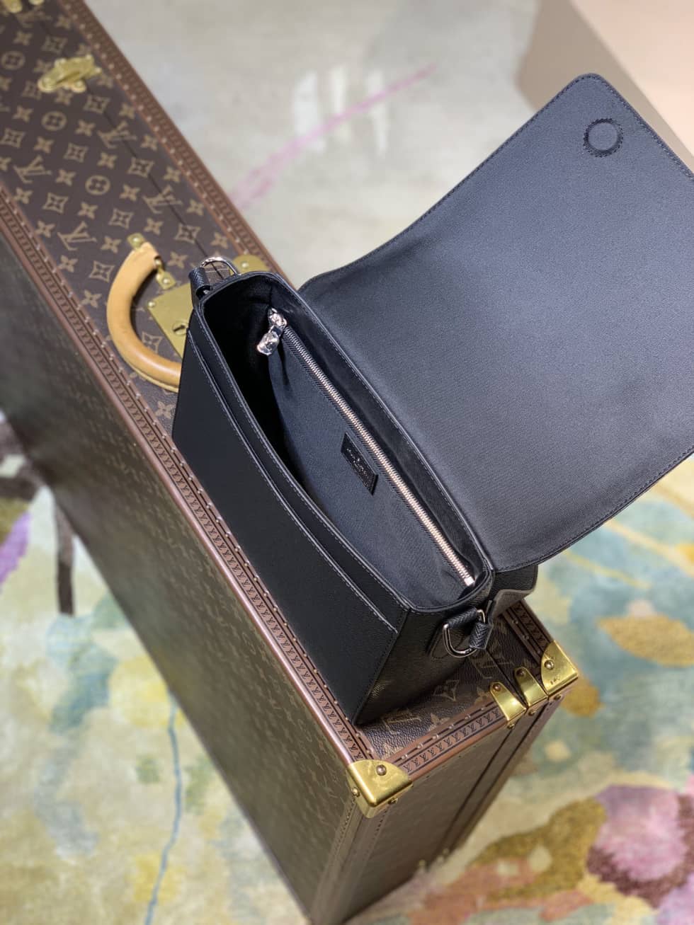 Louis Vuitton New Flap Taiga Noir M30807 Replica Messenger Bag