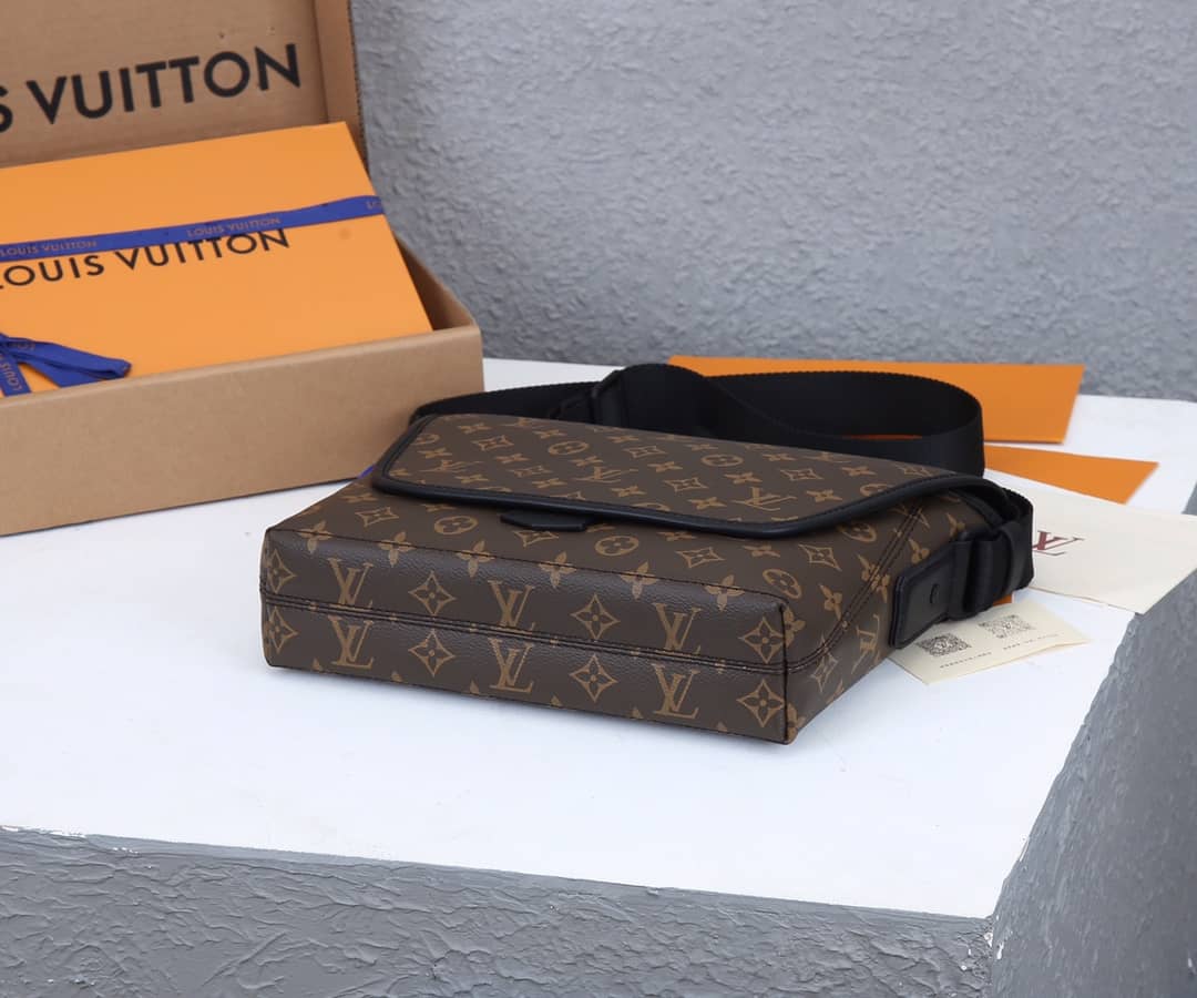 Louis Vuitton Monogram Magnetic Messenger Bag Replica M45557