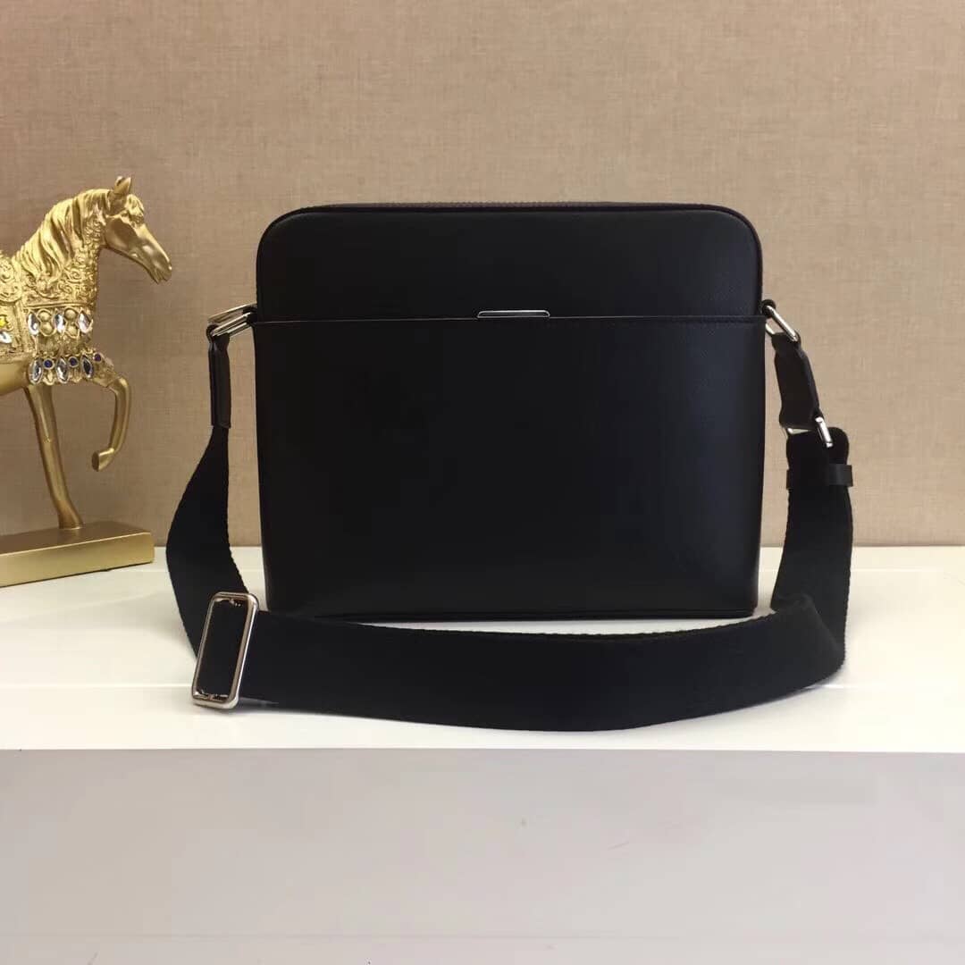 Louis Vuitton Taiga Anton Messenger MM Mens Shoulder Bag Replica M33429