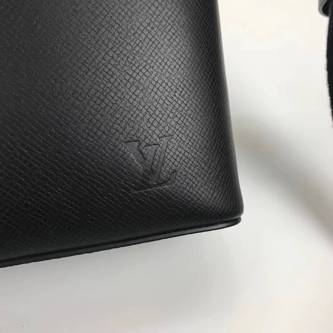 Louis Vuitton Taiga Anton Messenger MM Mens Shoulder Bag Replica M33429