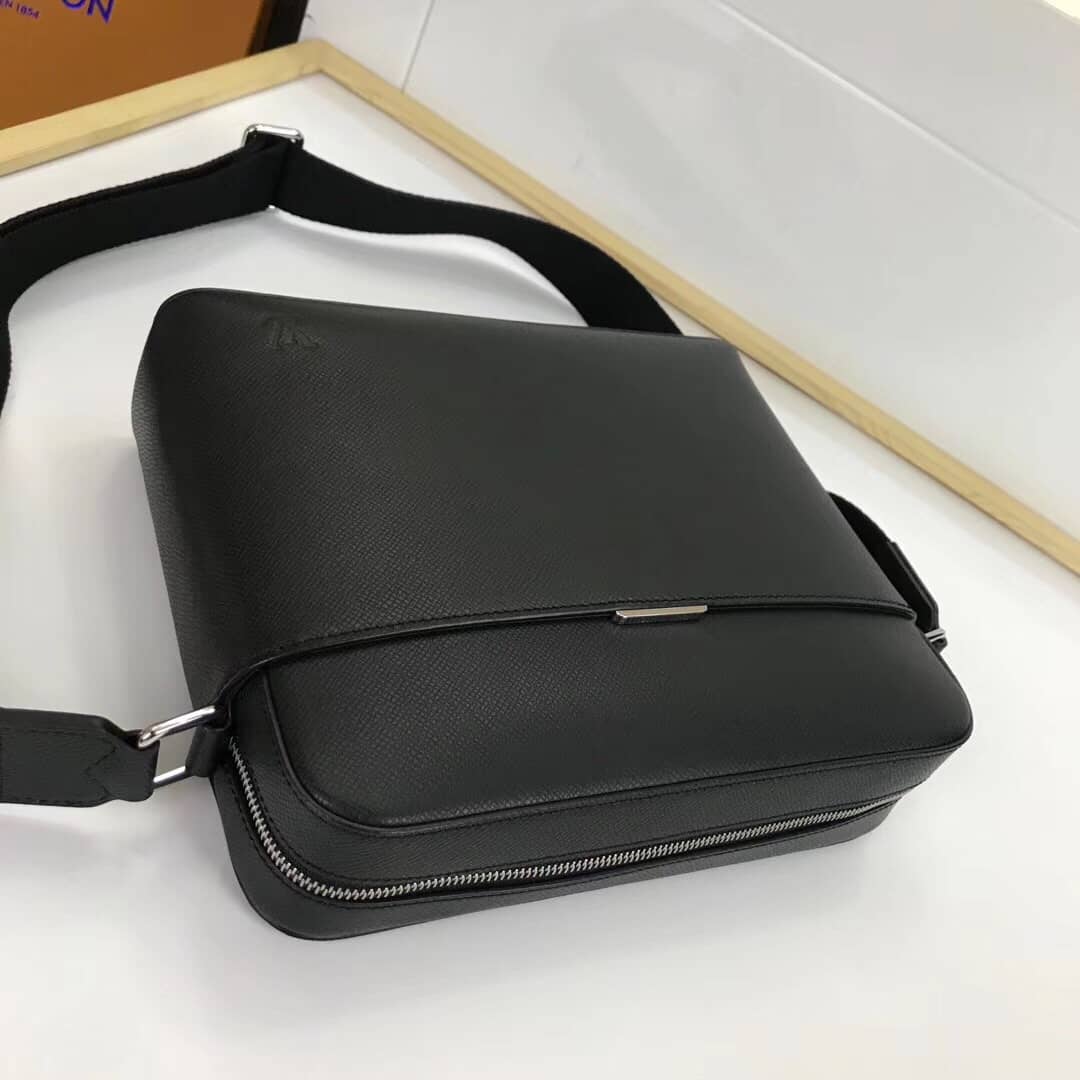 Louis Vuitton Taiga Anton Messenger MM Mens Shoulder Bag Replica M33429
