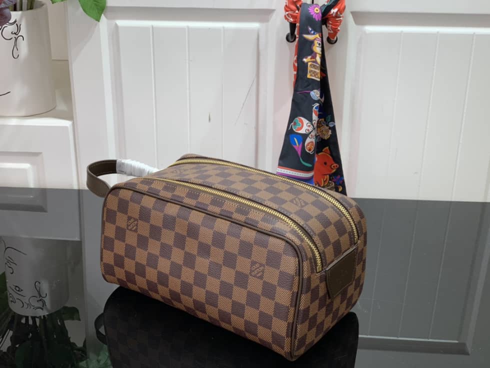 Louis Vuitton Dopp Kit Toilet Pouch Monogram Canvas M44494 Replica