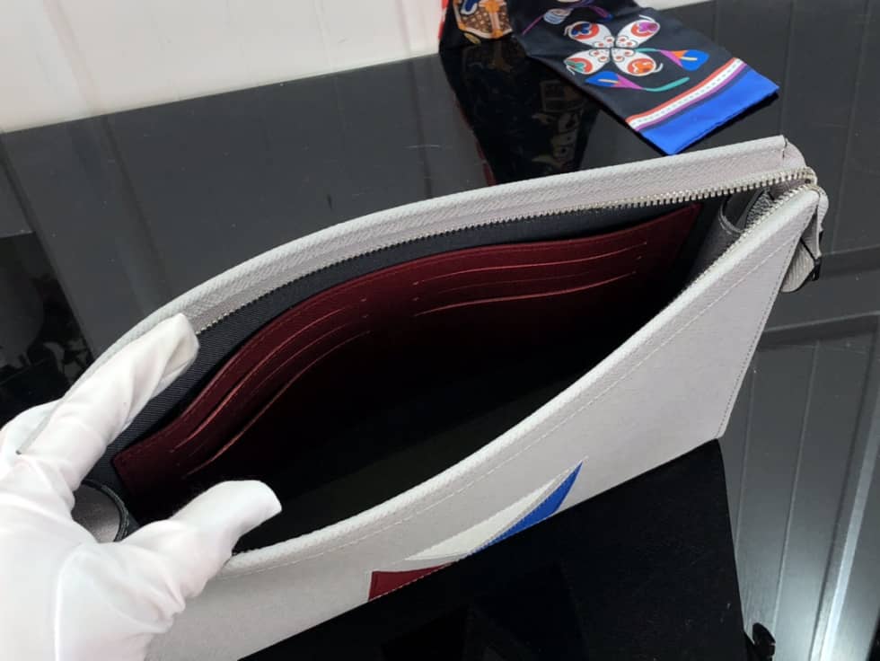 Louis Vuitton Taiga Pochette Voyage Gery M59147 Replica