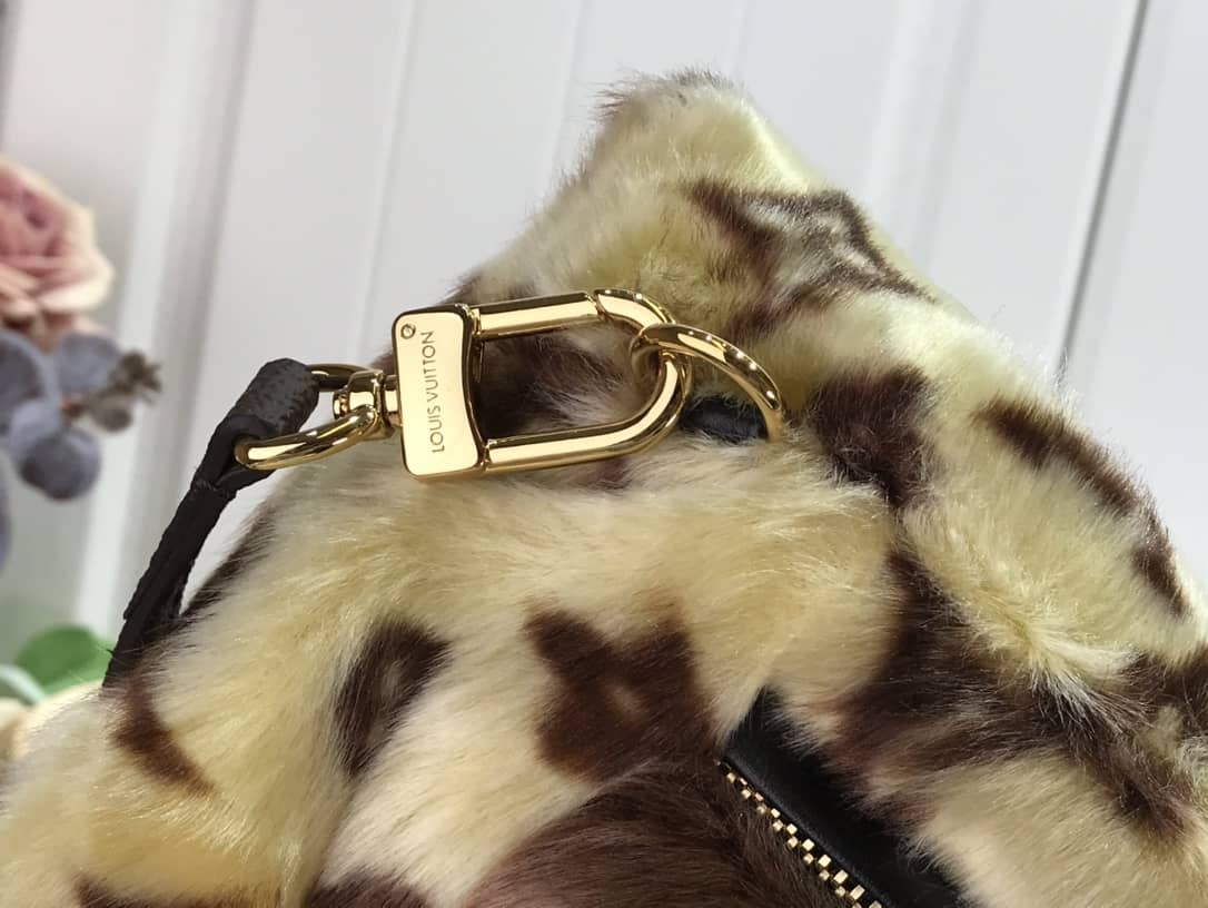 Louis Vuitton In The Winter Muff Replica Bag M76094