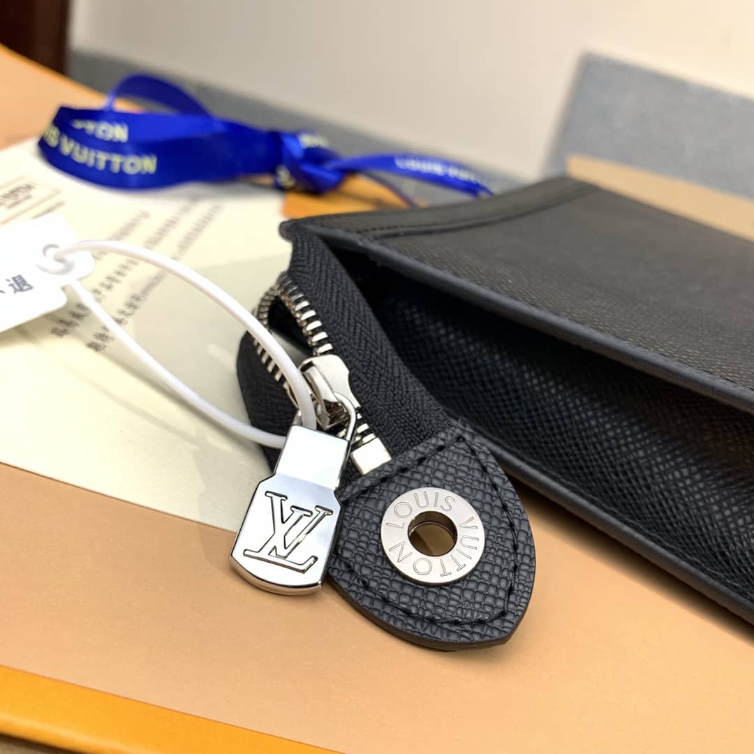 Louis Vuitton Pochette Voyage Taiga Leather Replica Bag M30450