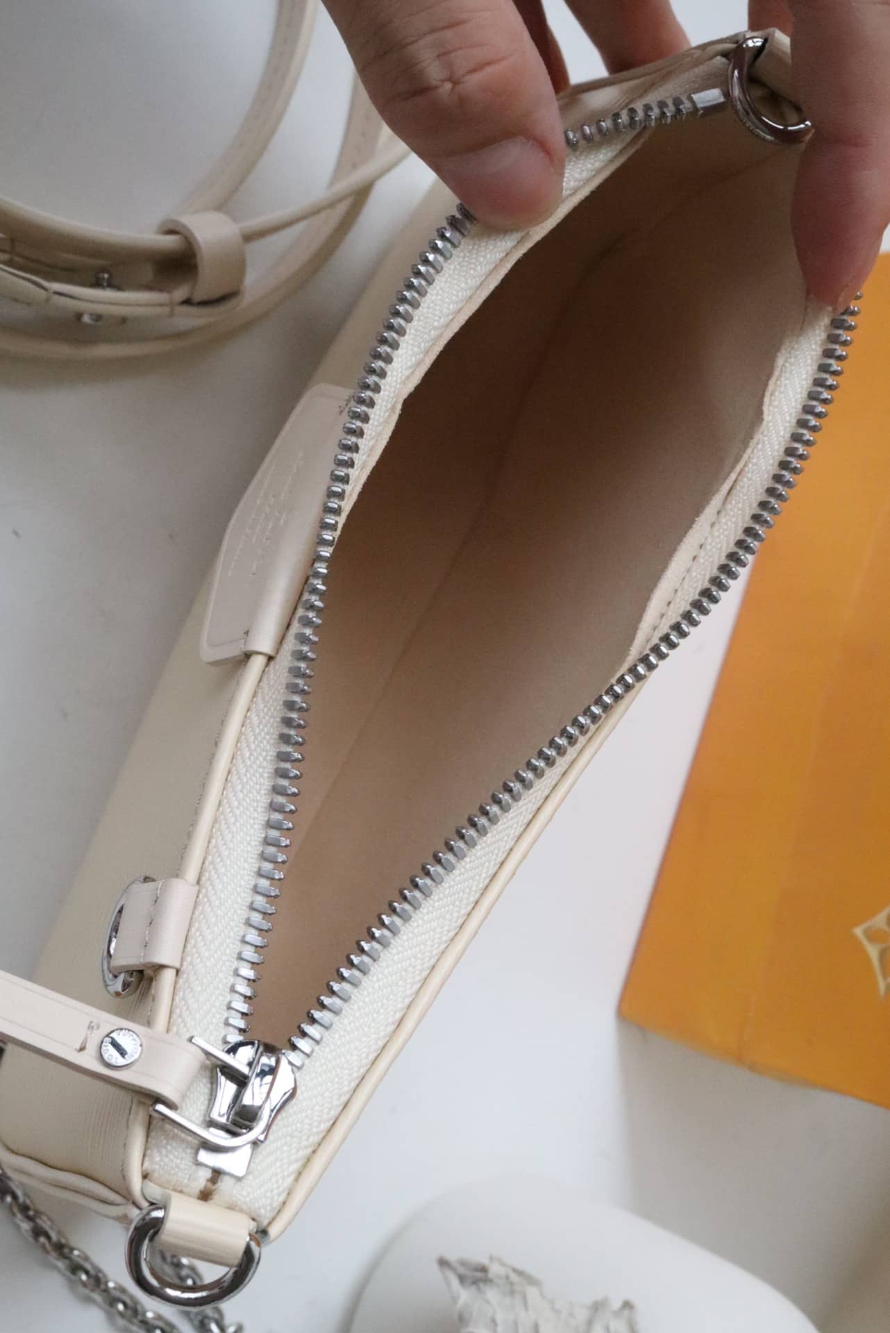 Louis Vuitton Easy pouch 2way Epi Replica Crossboy Bag White M80483