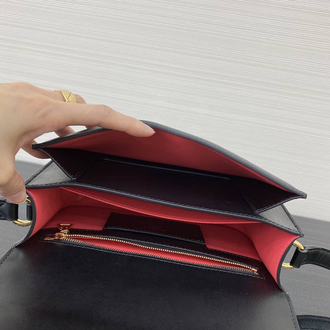 Louis Vuitton Pont 9 Leather Crossbody Bag M55948