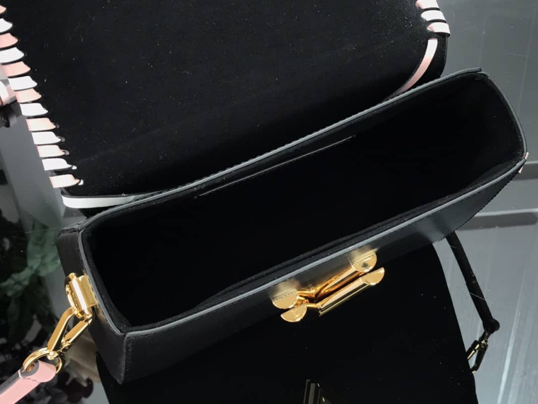 Knockoff Louis Vuitton Twist MM Shoulder Bag From China