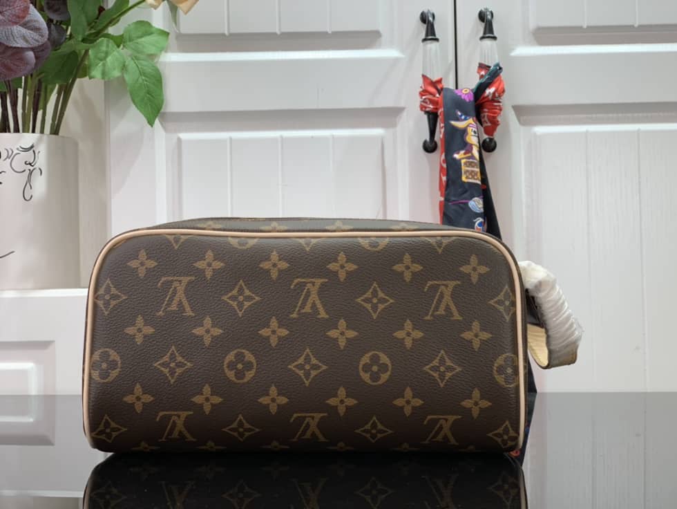 Louis Vuitton Dopp Kit Toilet Pouch Monogram Canvas M44494 Replica