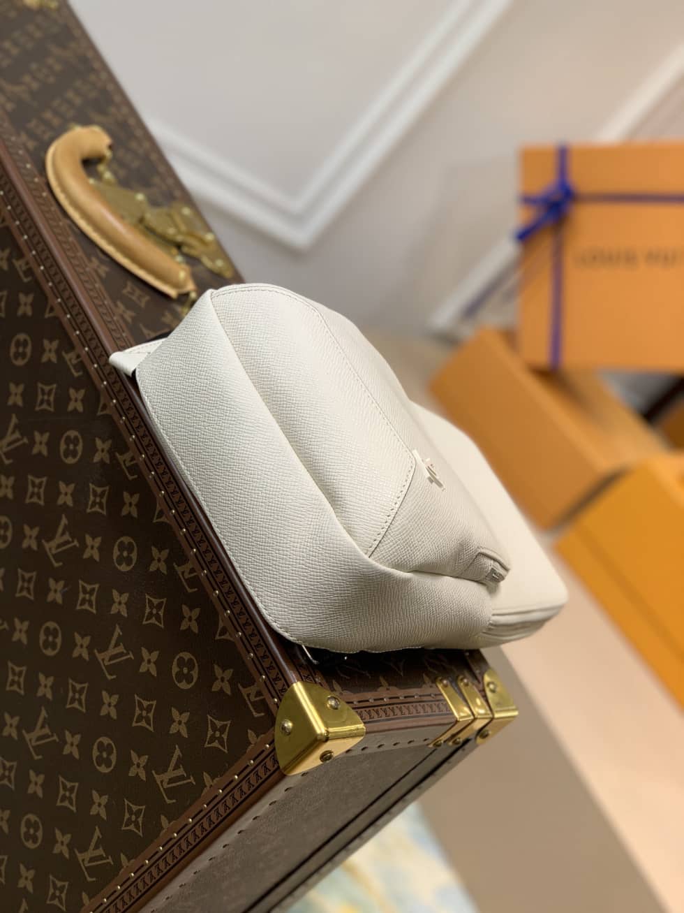 Best Replica Louis Vuitton Taiga Avenue Sling Bag M30803 Replica Shoulder Bag(ColaReps)