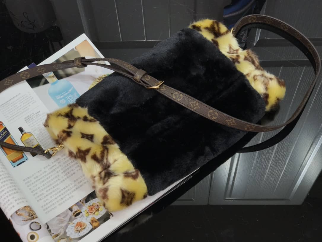 Louis Vuitton In The Winter Muff Replica Bag M76094