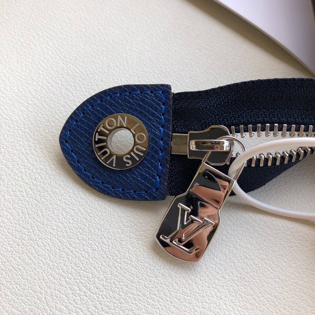 Louis Vuitton Taiga Leather Pochette Voyage MM Replica M30577