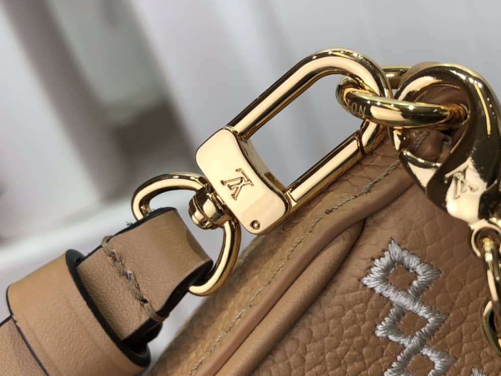 Louis Vuitton Easy Pouch On Strap M81137 Replica Crossbody Bag