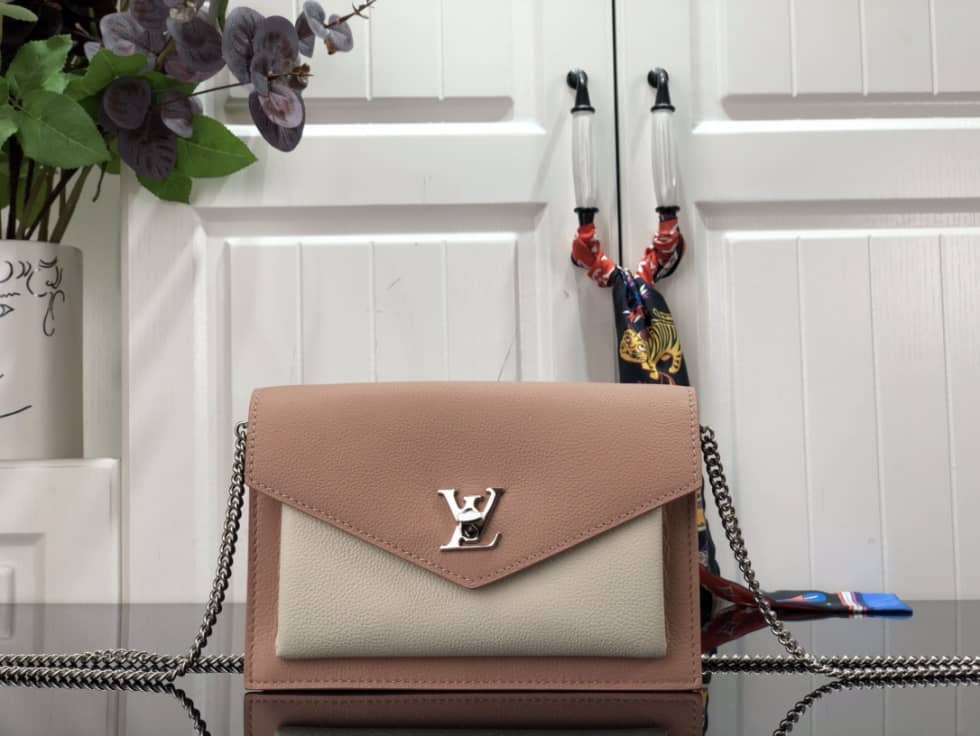 Louis Vuitton Pochette Lock Me Chain M63980 Replica Crossbody Bag