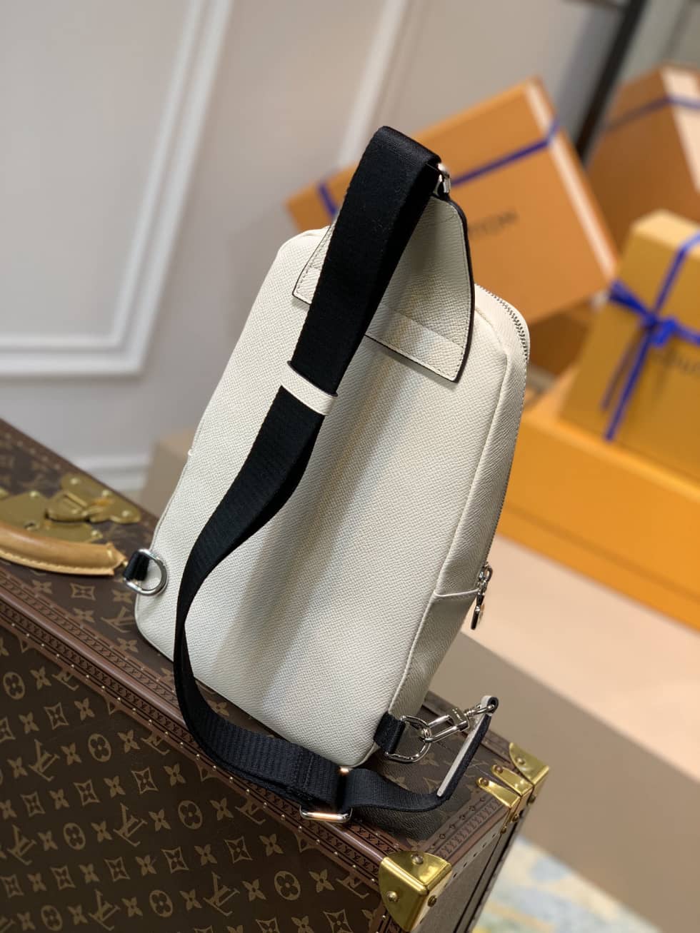 Best Replica Louis Vuitton Taiga Avenue Sling Bag M30803 Replica Shoulder Bag(ColaReps)