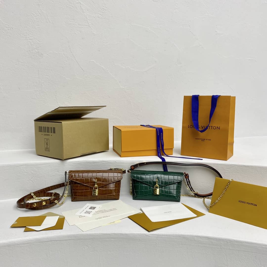 Louis Vuitton Knockoff Chain Clutch Bag Green