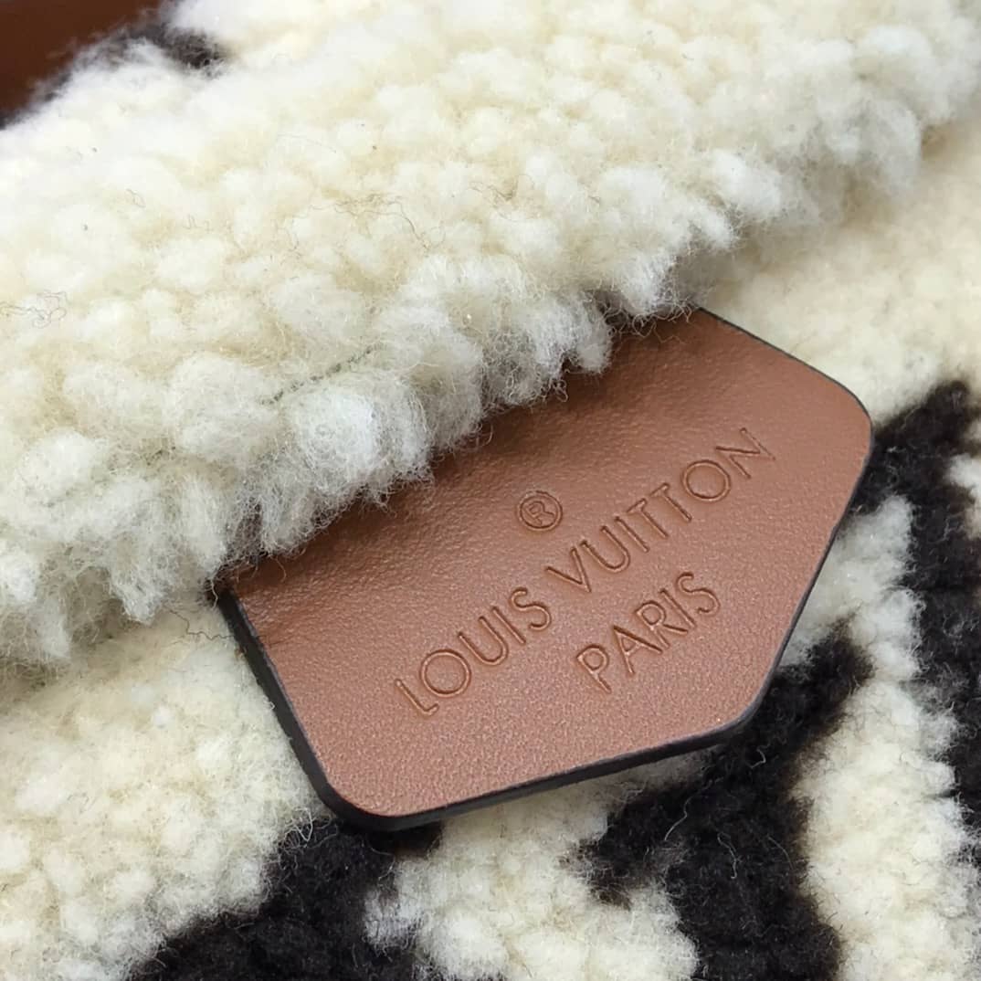 Louis Vuitton Giant Monogram Teddy MM Replica Waist Bag M55425