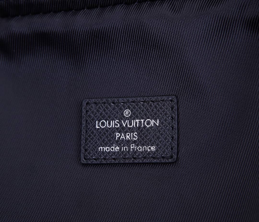 Louis Vuitton Avenue Taiga Leather Replica Sling Bag M30443