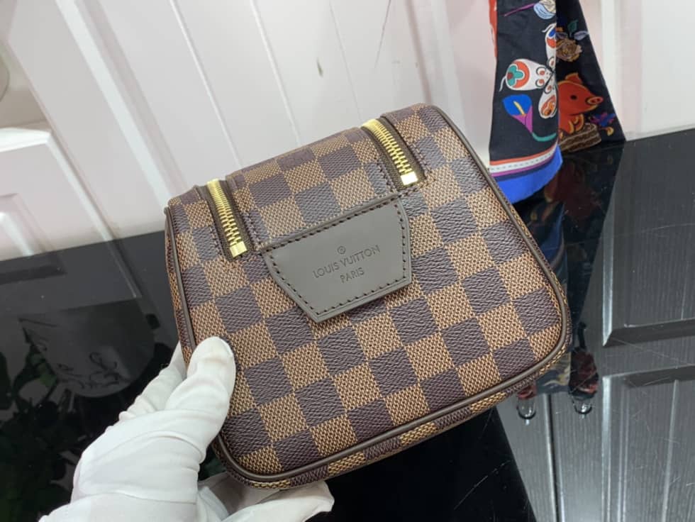 Louis Vuitton Dopp Kit Toilet Pouch Monogram Canvas M44494 Replica