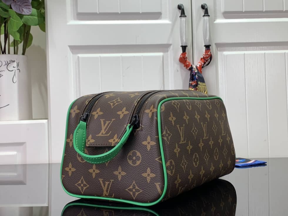 Louis Vuitton Dopp Kit Monogram Canvas Toilet Pouch M46253 Replica