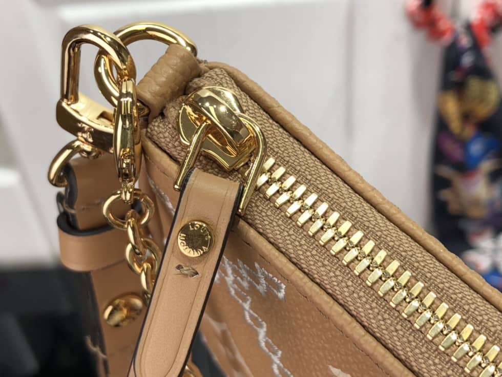 Louis Vuitton Easy Pouch On Strap M81137 Replica Crossbody Bag