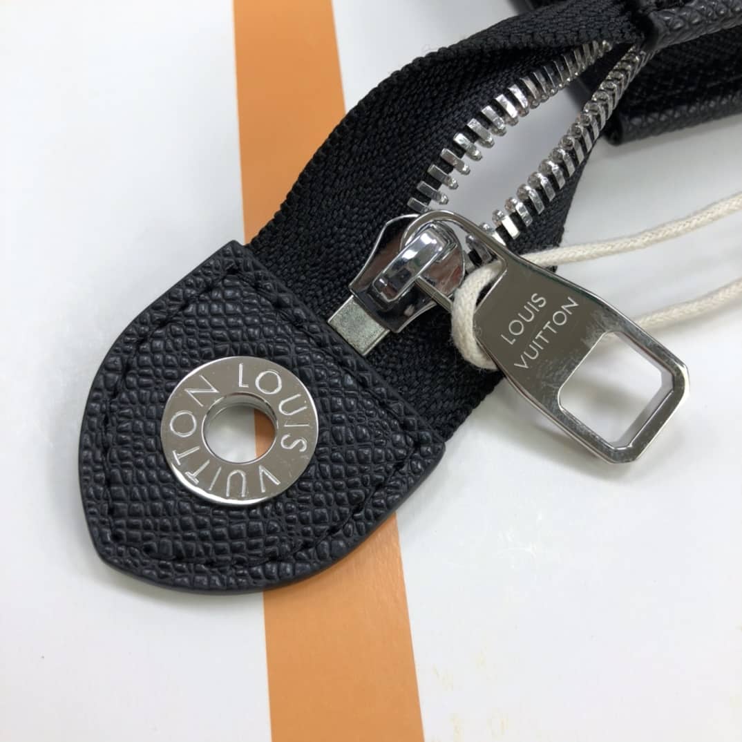 Louis Vuitton Pochette Voyage MM Replica Clutch Black M30395