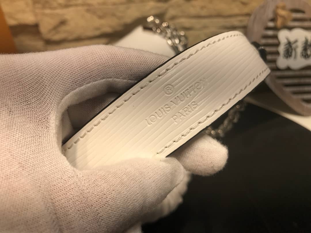 Louis Vuitton AAA Replica Chain Shoulder Bag White