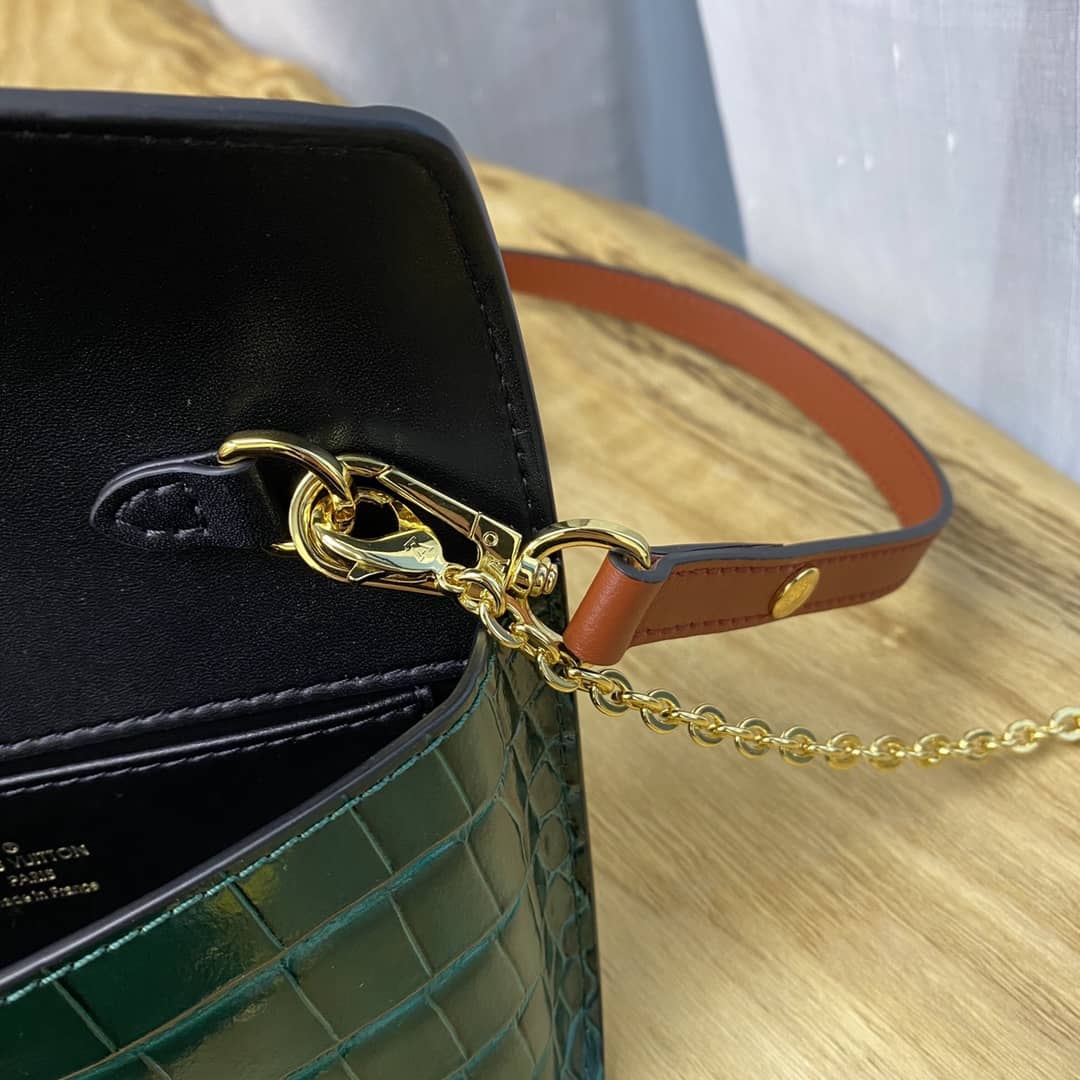 Louis Vuitton Knockoff Chain Clutch Bag Green