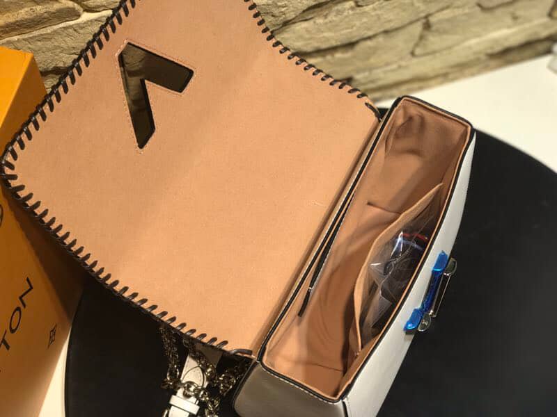 Louis Vuitton Knockoff Twist MM Chain Shoulder Bag Sale