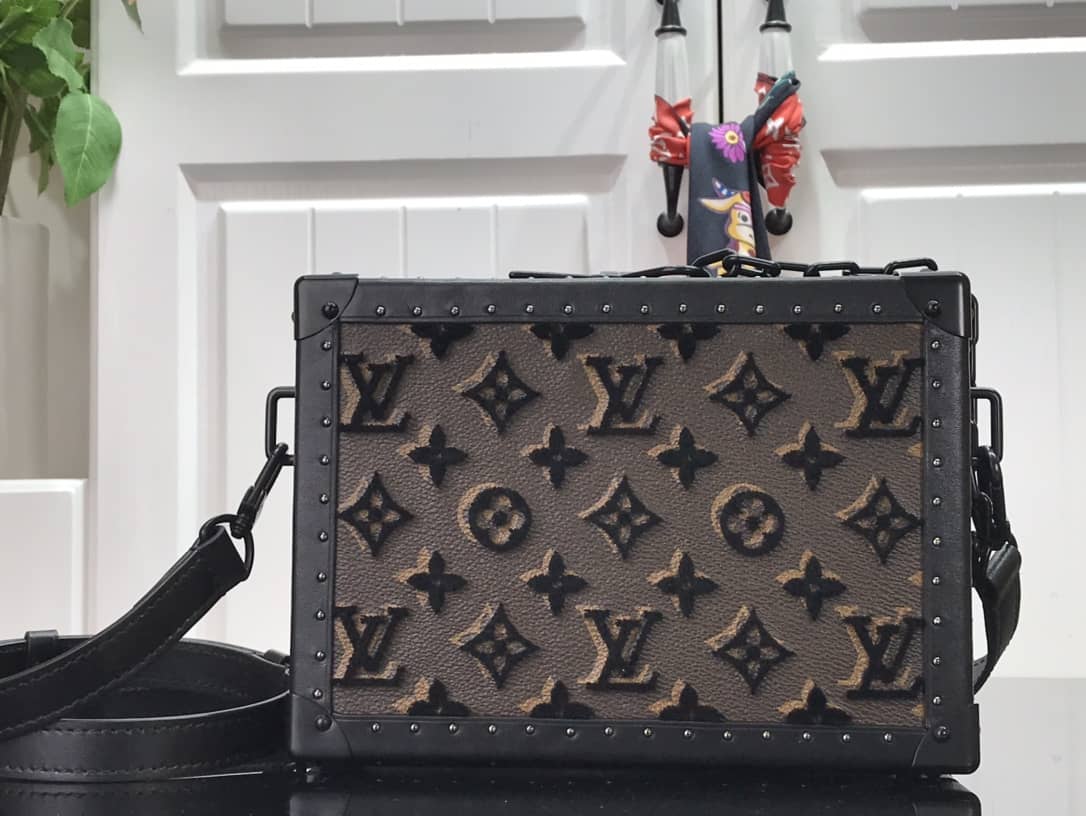 Louis Vuitton Monogram Replica Clutch Box M20233