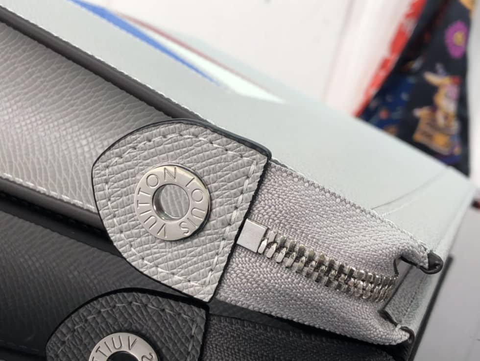 Louis Vuitton Taiga Pochette Voyage Gery M59147 Replica