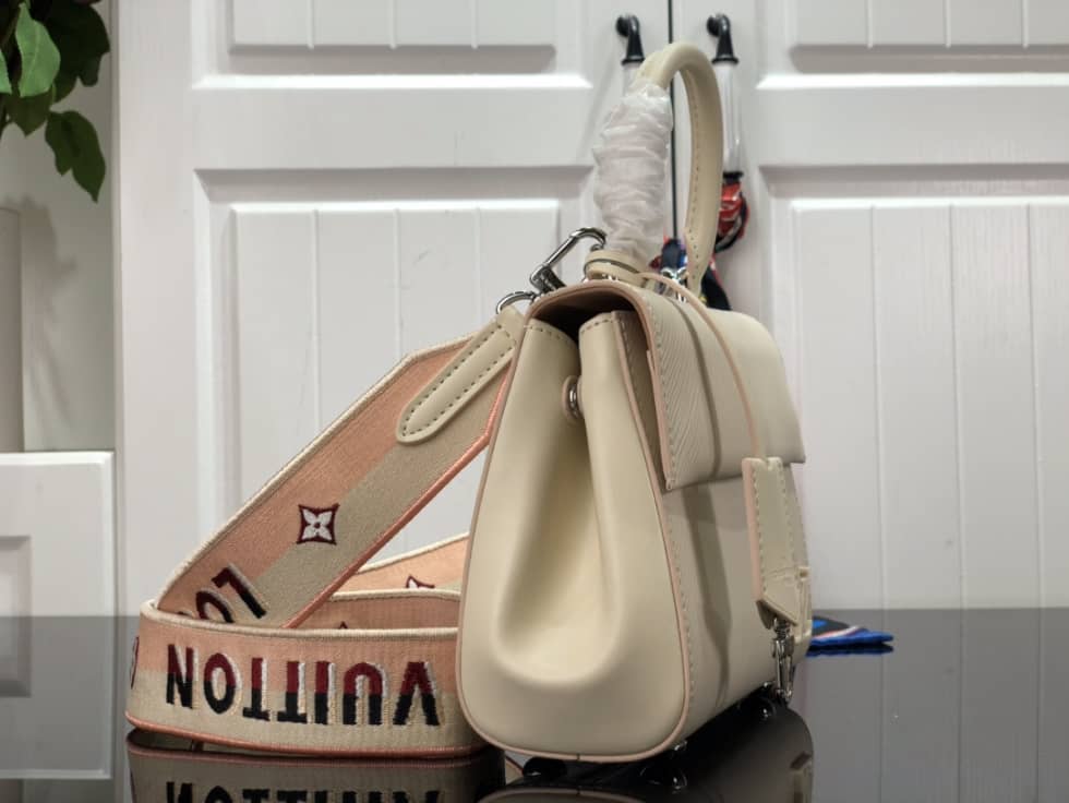 Louis Vuitton Cluny Mini Epi Leather M58928 Replica Shoulder Bag