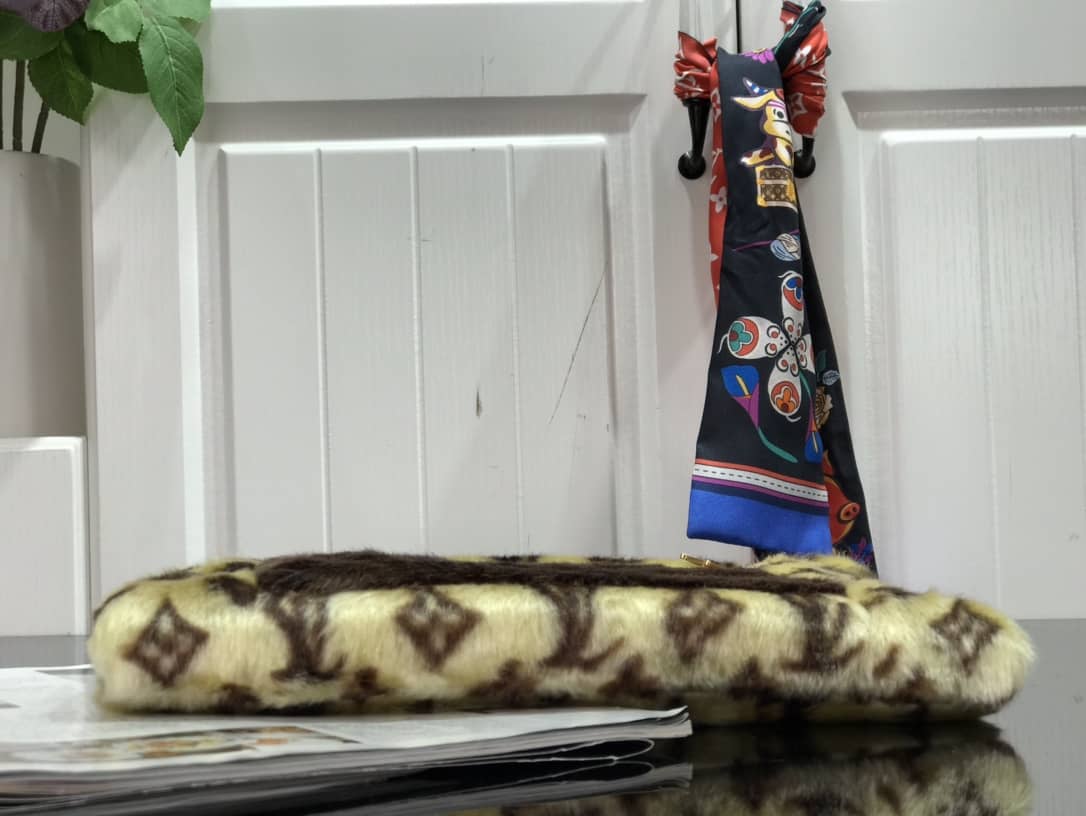 Louis Vuitton In The Winter Muff Replica Bag M76094