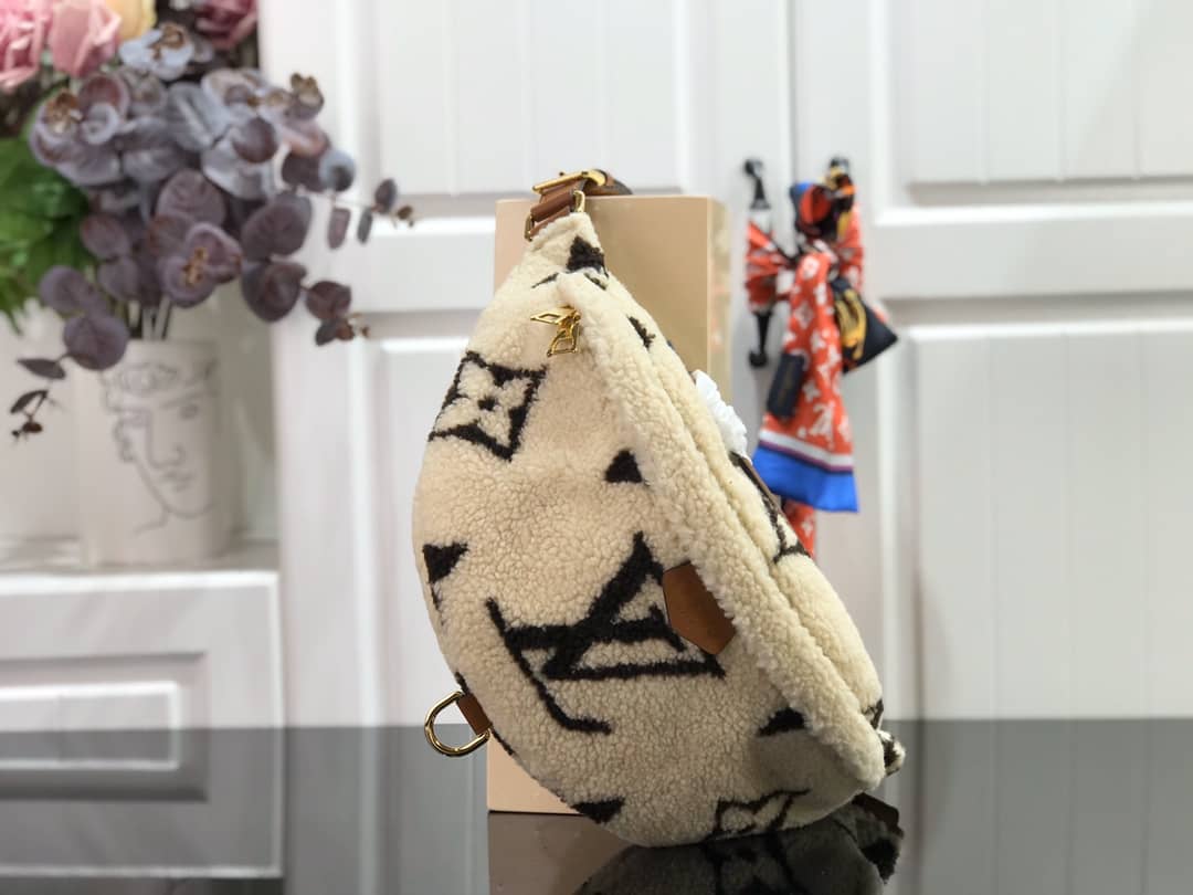 Louis Vuitton Giant Monogram Teddy MM Replica Waist Bag M55425