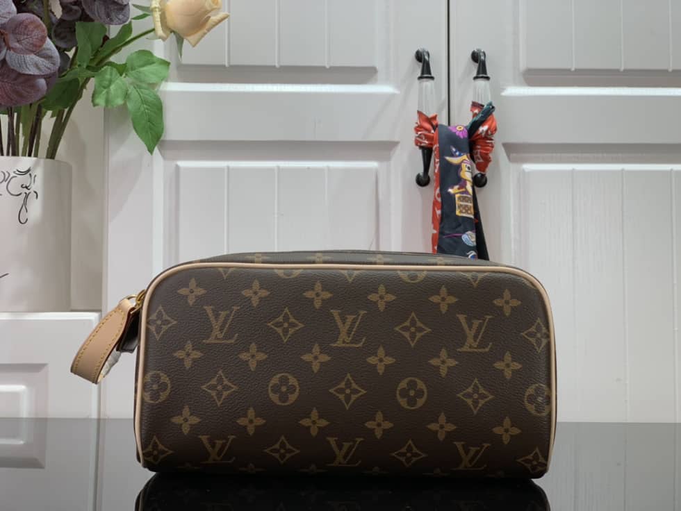 Louis Vuitton Dopp Kit Toilet Pouch Monogram Canvas M44494 Replica