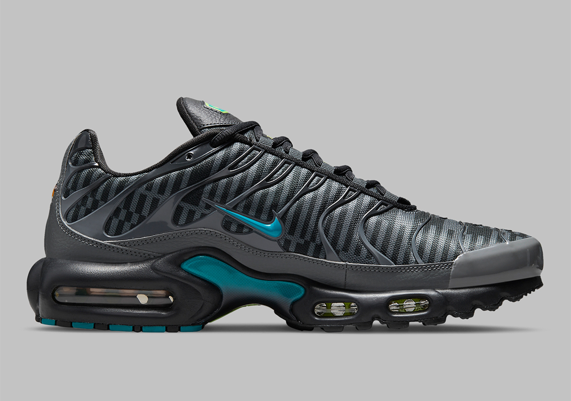 Air Max Plus  Champions League  DJ6896-070