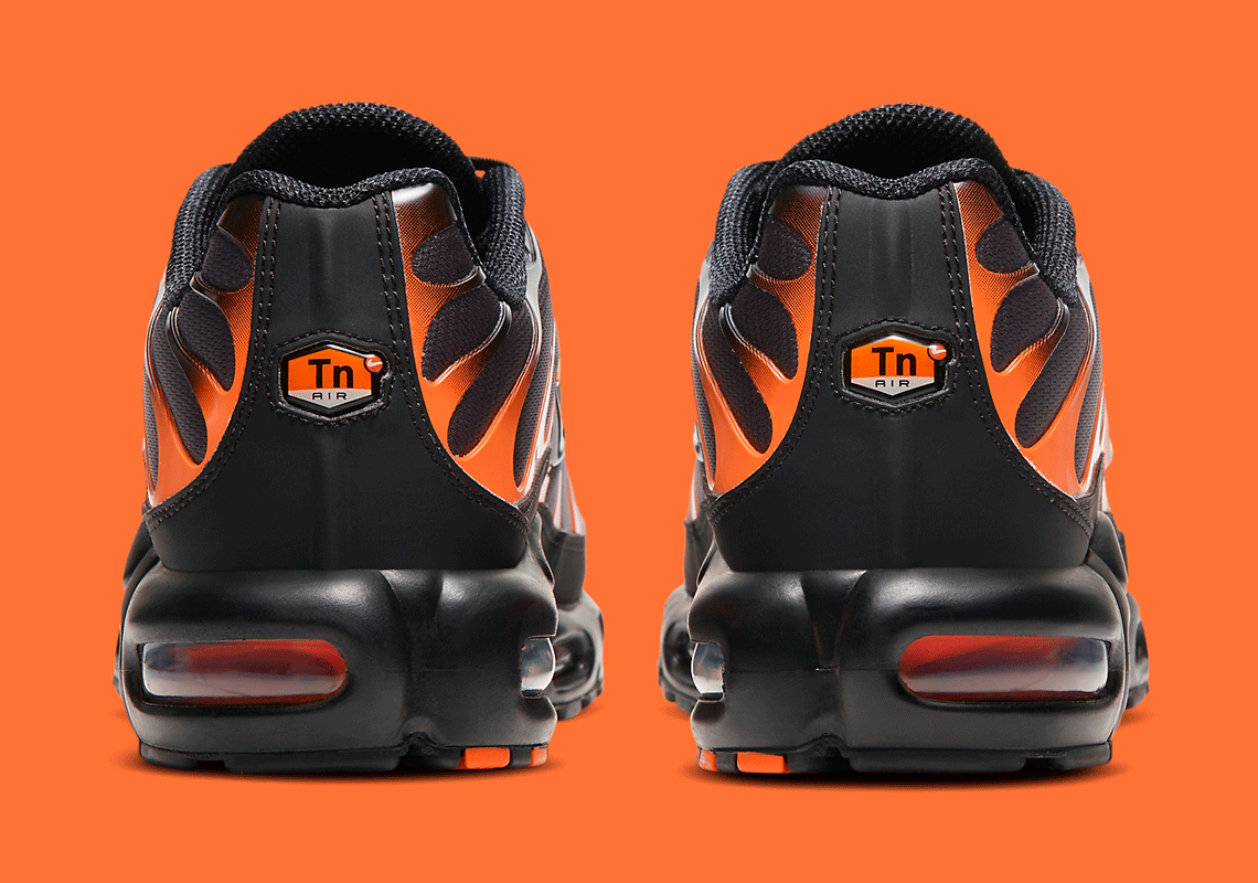 Air Max Plus  Black Total Orange  D7111-002