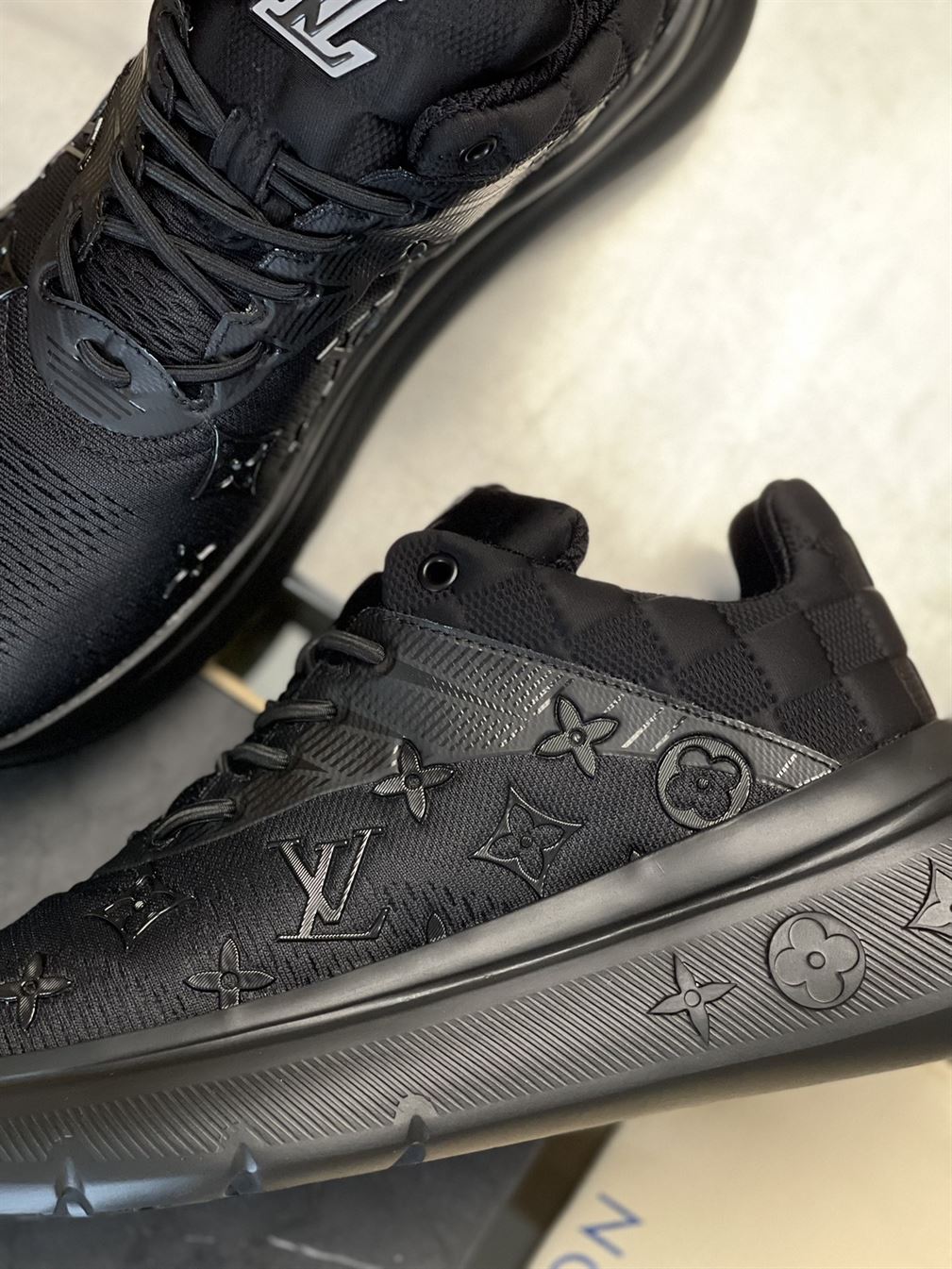 LOUIS VUITTON TRAINER SNEAKER   LVS081
