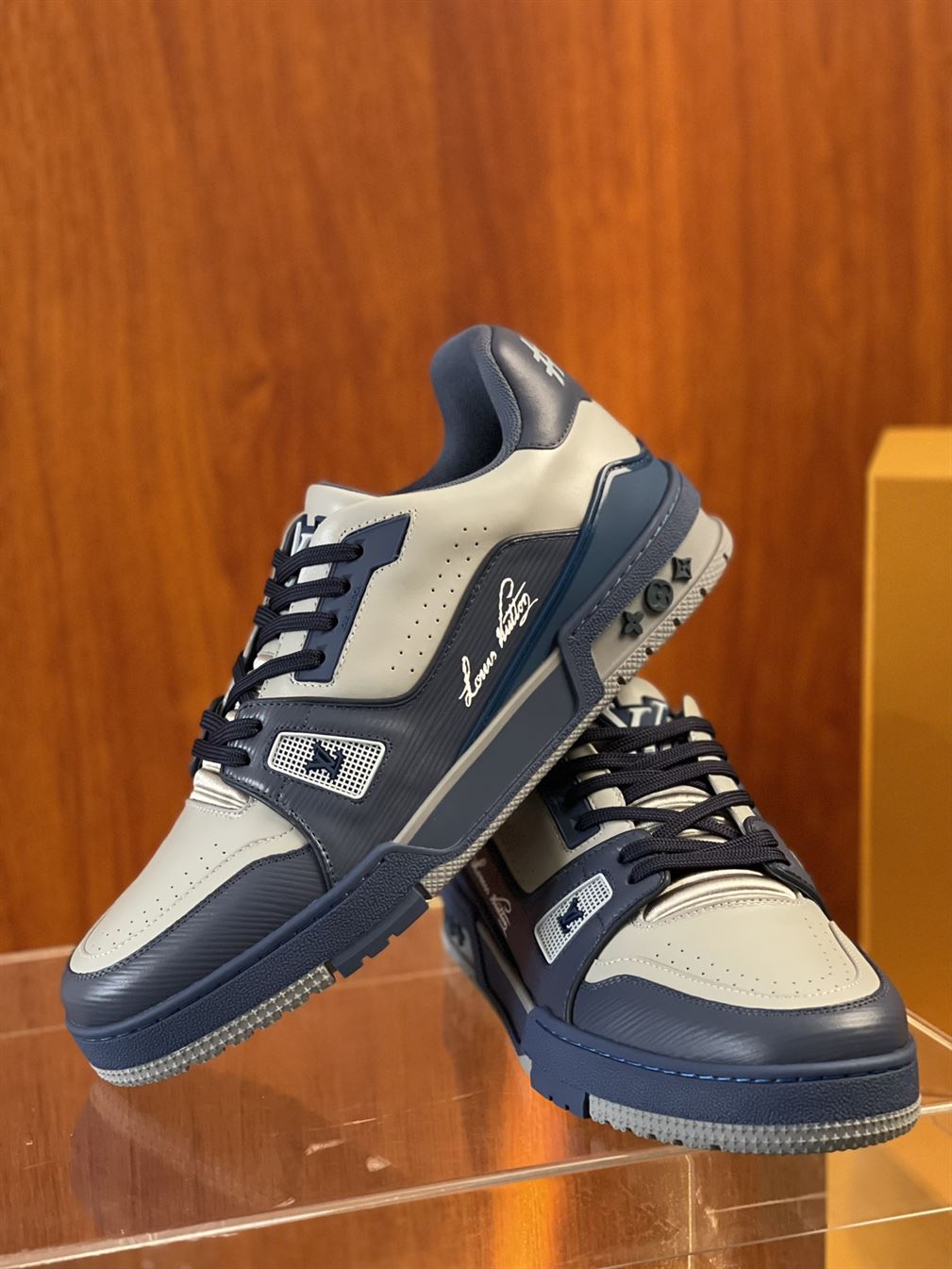 LOUIS VUITTON LV TRAINER SNEAKER   LVS062