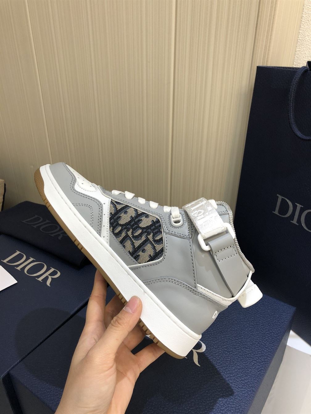 DIOR B27 HIGH-TOP SNEAKER   DO009