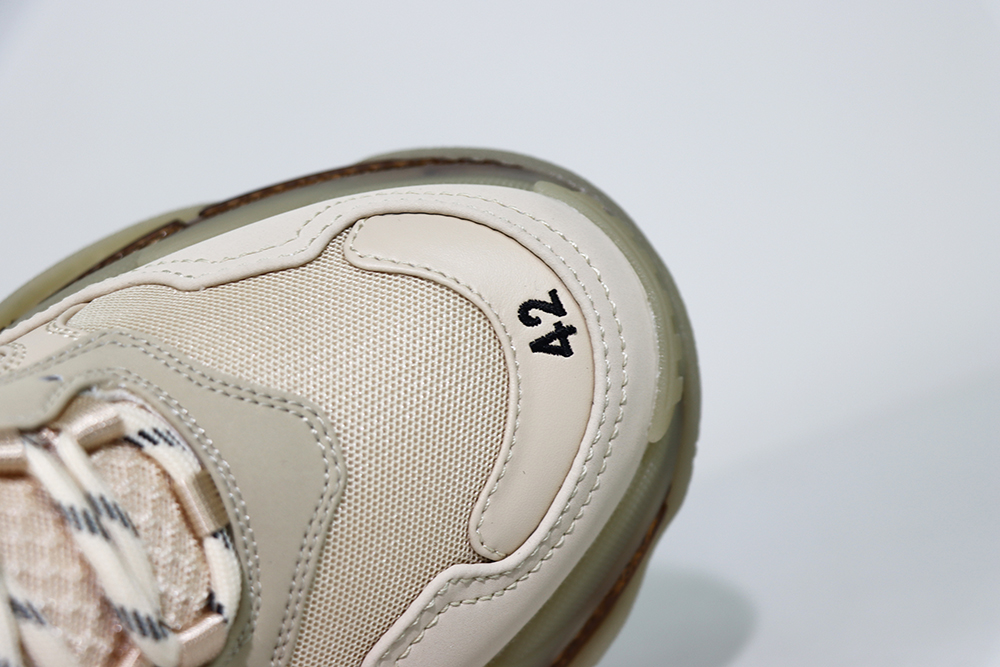 BALENCIAGA TRIPLE S SNEKAER  Milky white