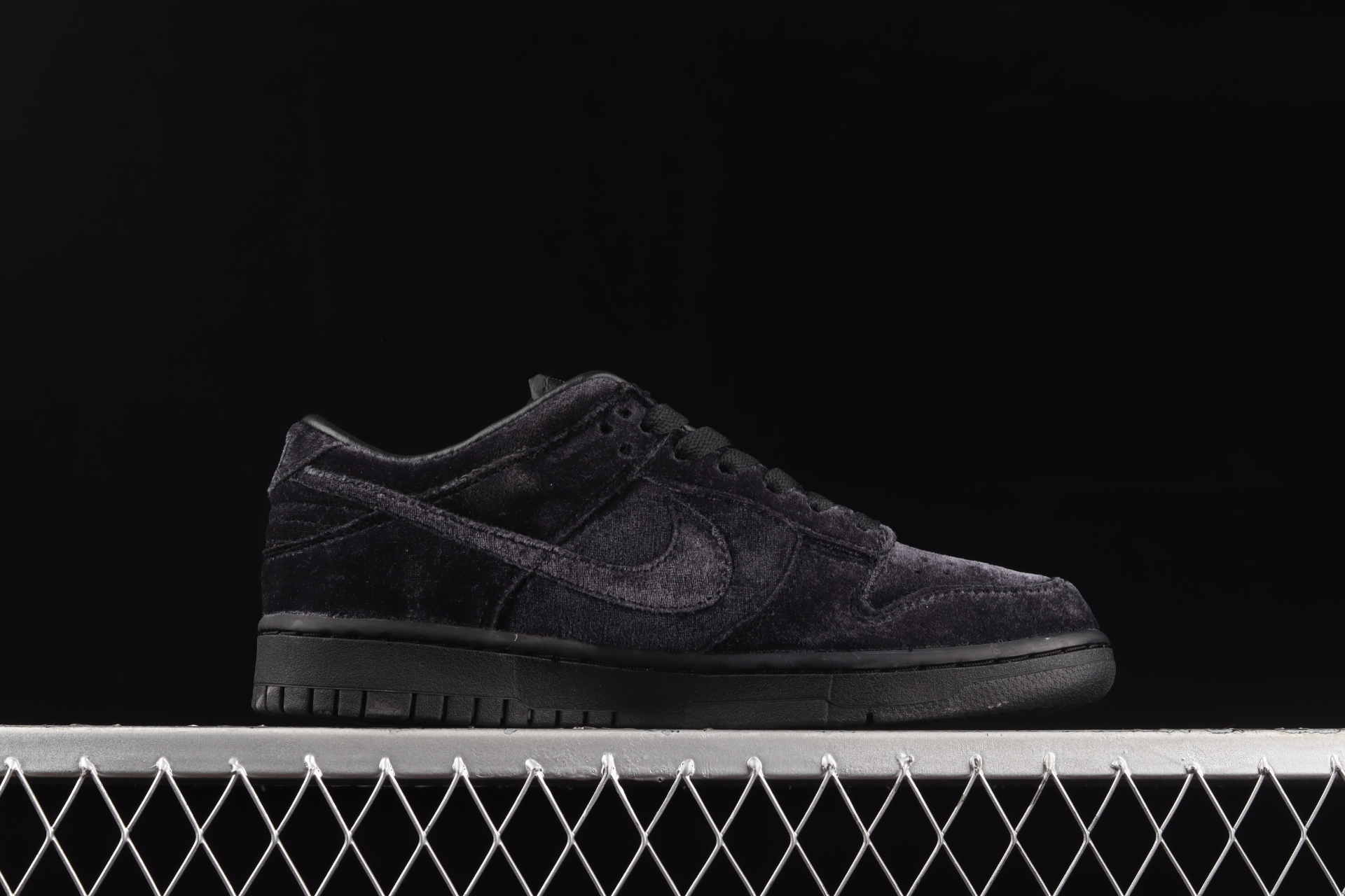 Dover Street Market x Dunk Low  Black Velvet  DH2686-002