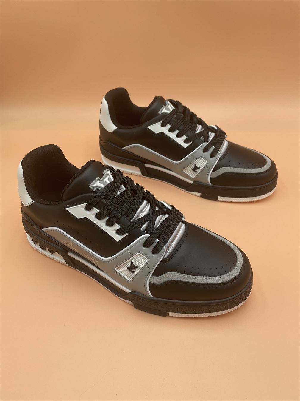 LOUIS VUITTON TRAINER SNEAKER BLACK   LVS126