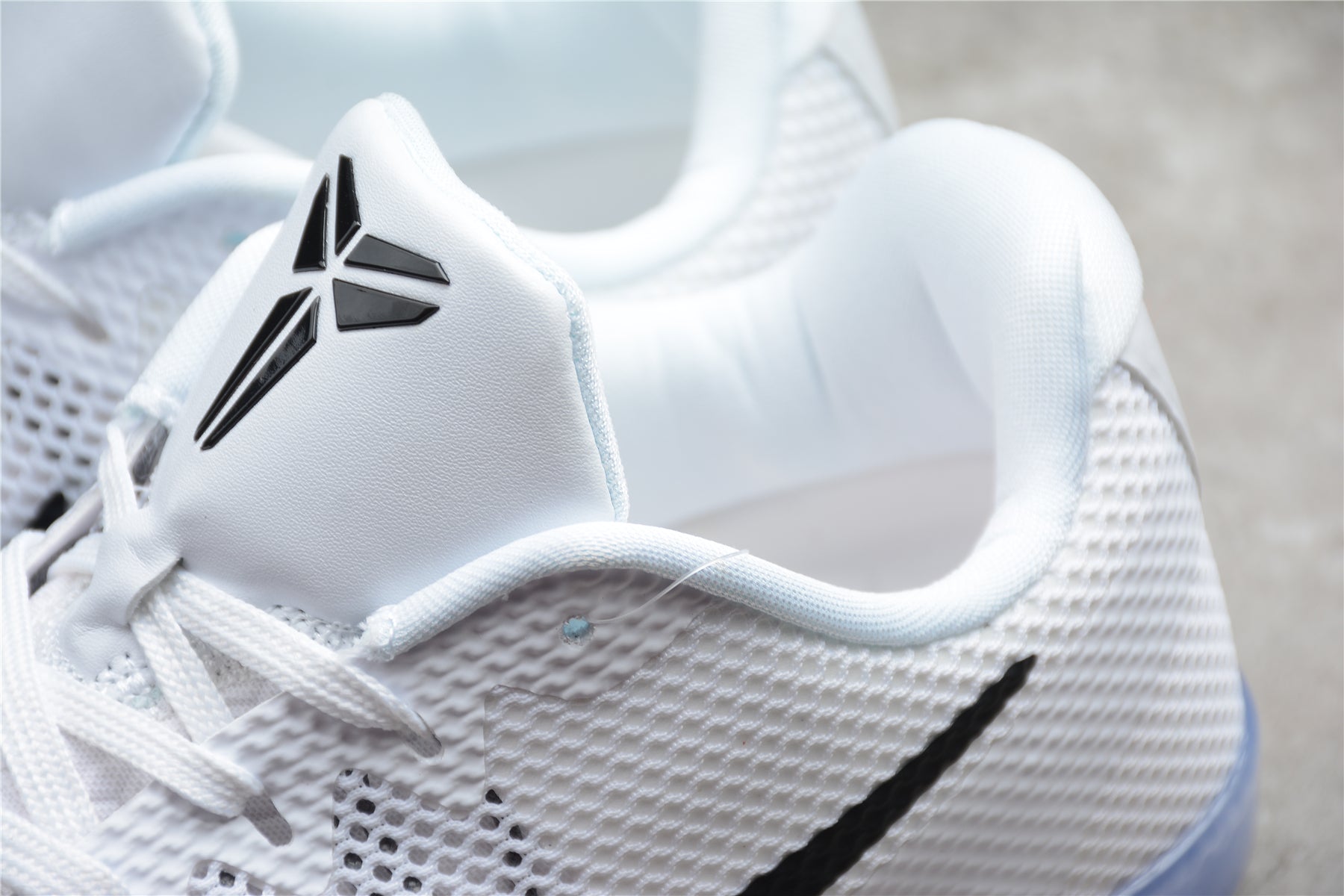 NIKE KOBE 11 x TEAM BANK WHITE